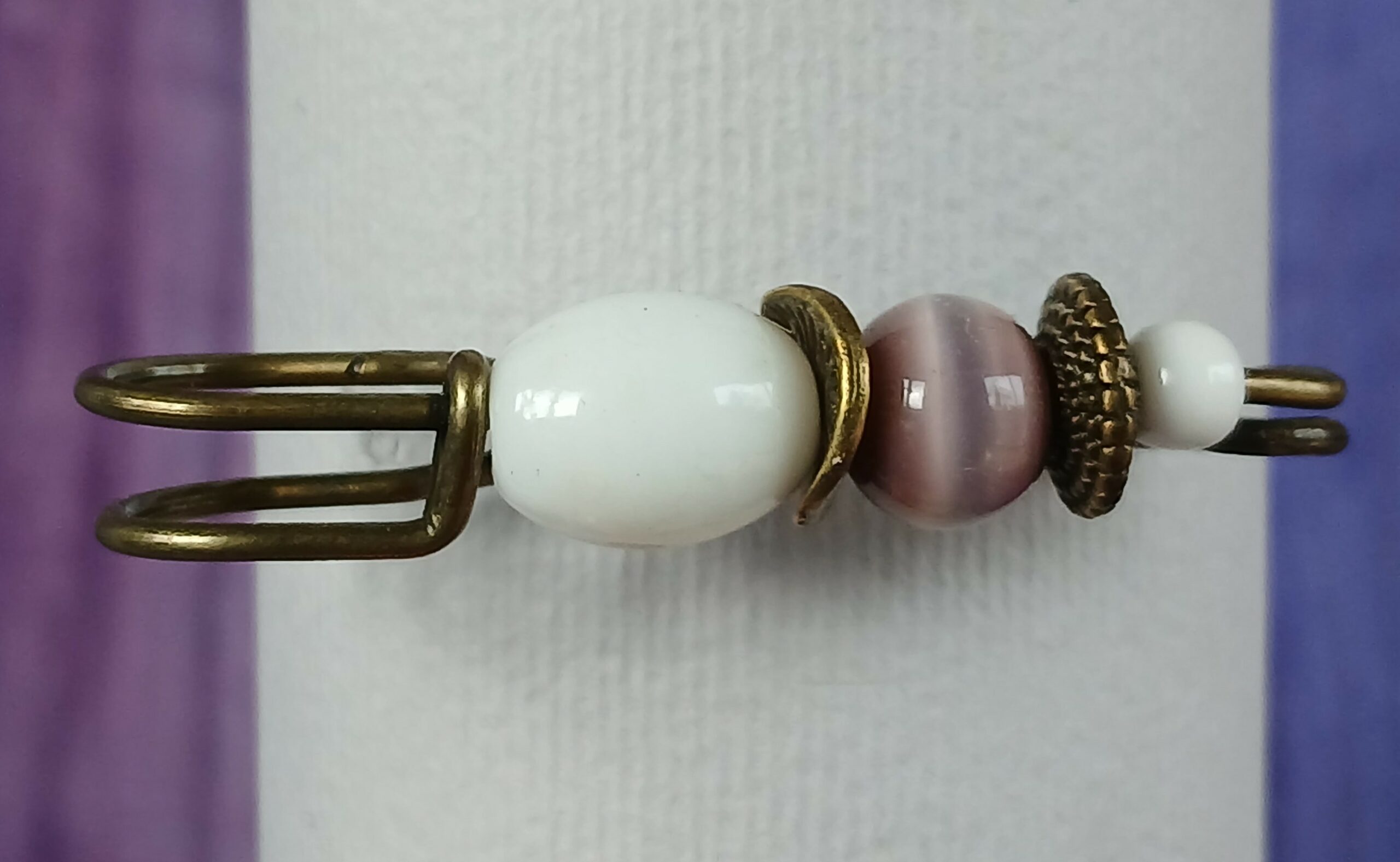 Broche upcyclée modèle unique perles violettes et blanches