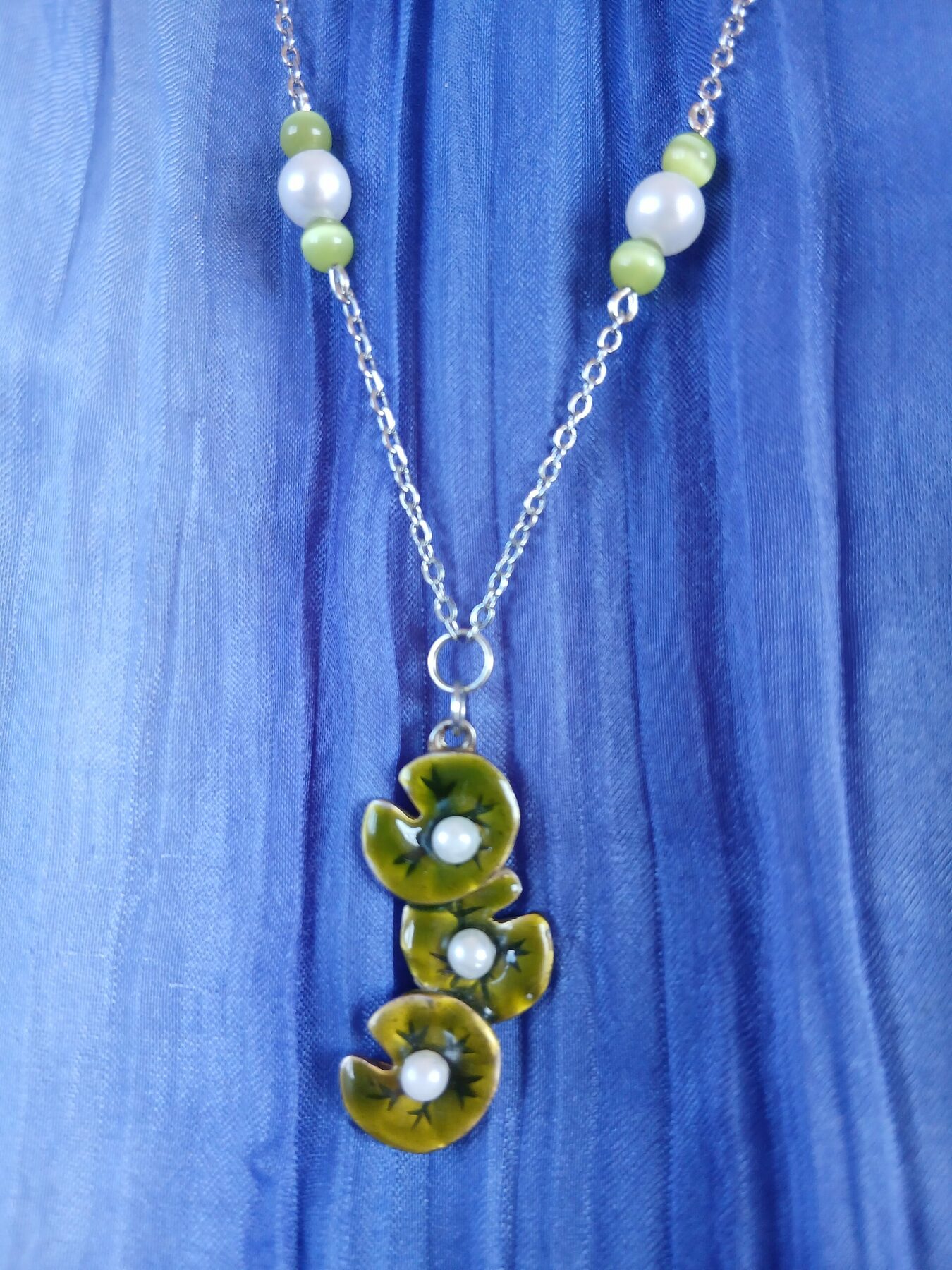 Collier upcyclé - Pièce unique - chaine argent perles vert anis et pendentif nénuphars – Image 3