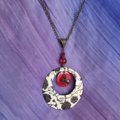 Collier upcyclé - Pièce unique - Bronze vieilli disque émaillé crème motif floral doré