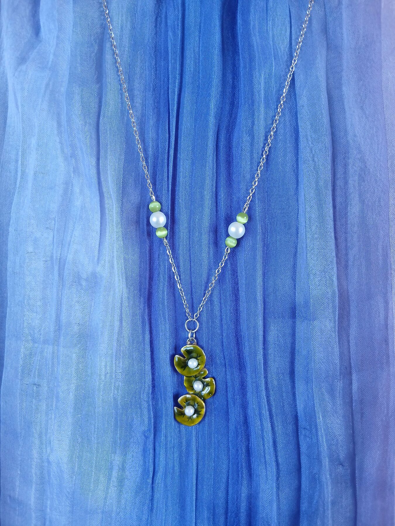 Collier upcyclé - Pièce unique - chaine argent perles vert anis et pendentif nénuphars – Image 2