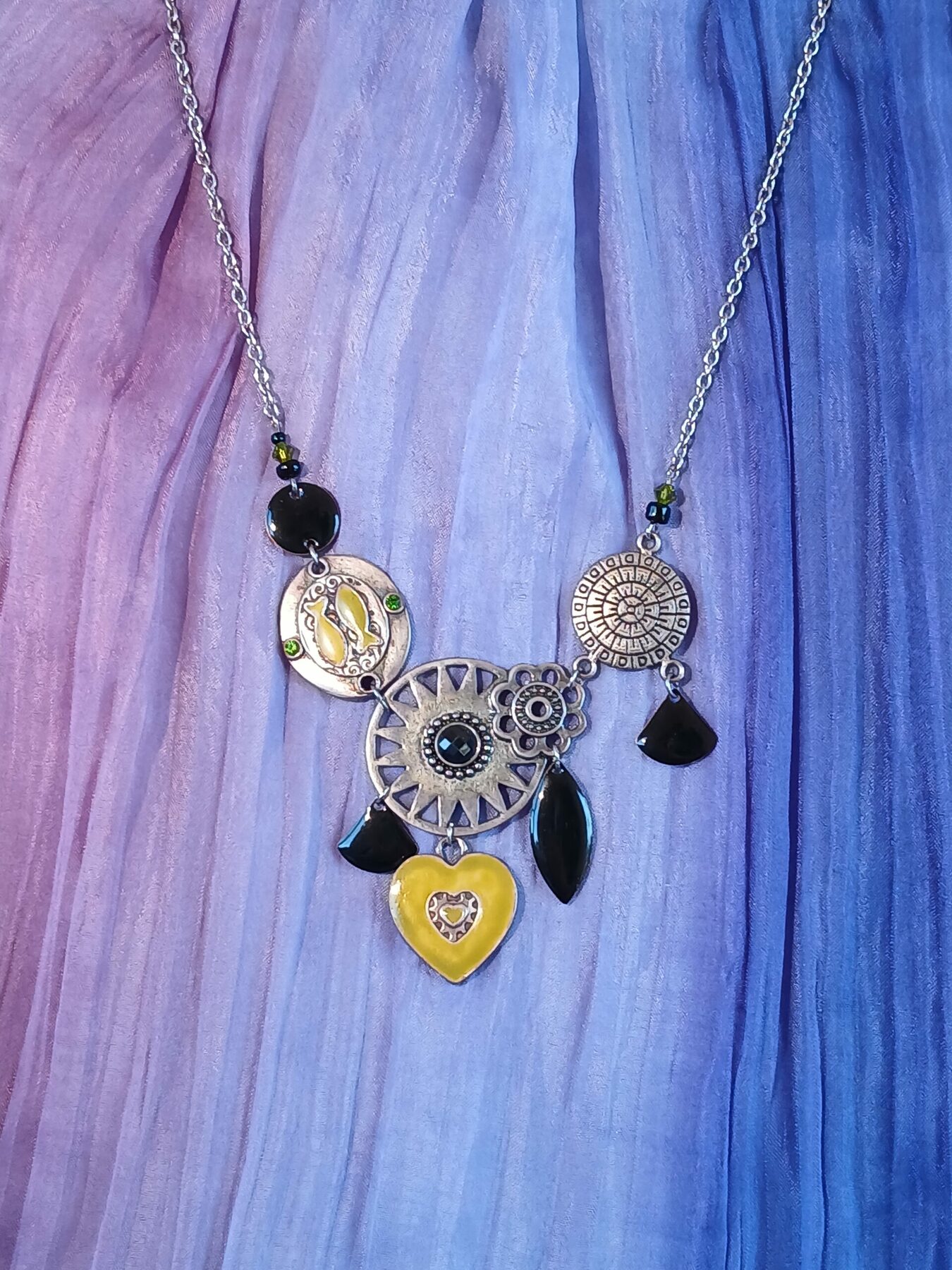 Collier plastron argent vieilli