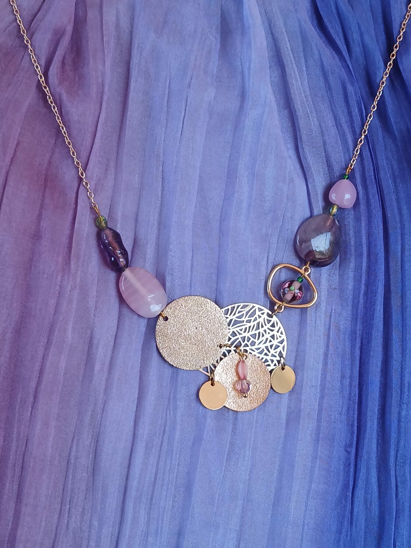 Collier asymétrique upcyclé - Pièce unique - Chaine dorée perles rose et violet – Image 4