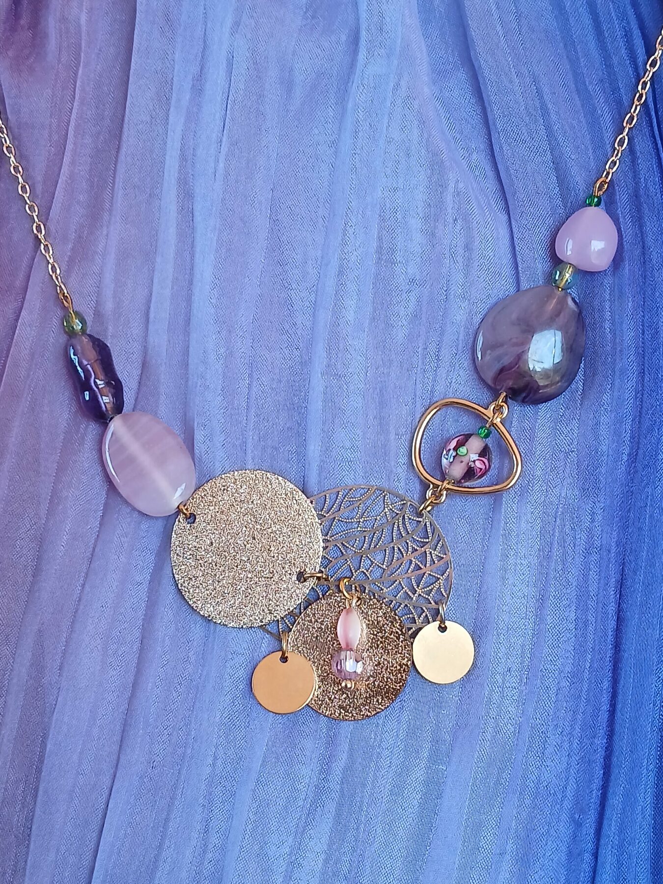 Collier asymétrique upcyclé - Pièce unique - Chaine dorée perles rose et violet – Image 3