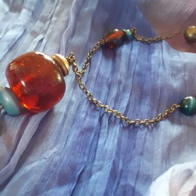 Collier asymétrique upcyclé - Pièce unique - Bronze vieilli grosses perles ambre et caramel pendentif cœur
