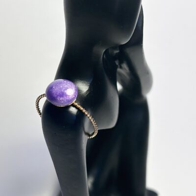 Bague torsadée violet irisé