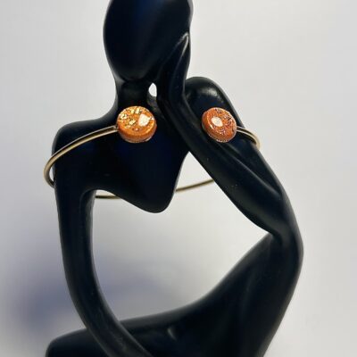 Bracelet jonc orange et éclats de feuille dorée