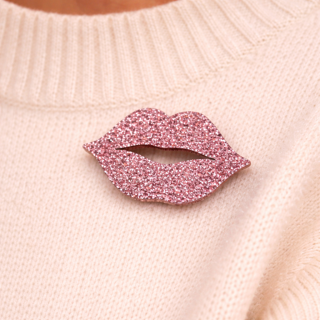 Broche Lèvres Pailletées rose pale– Bijou fantaisie artisanal – Création française P’tite Poulette – Image 2
