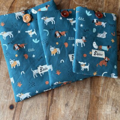 Pochette livre ou Tablette en coton chiens sur fond vert Taille L, M et S