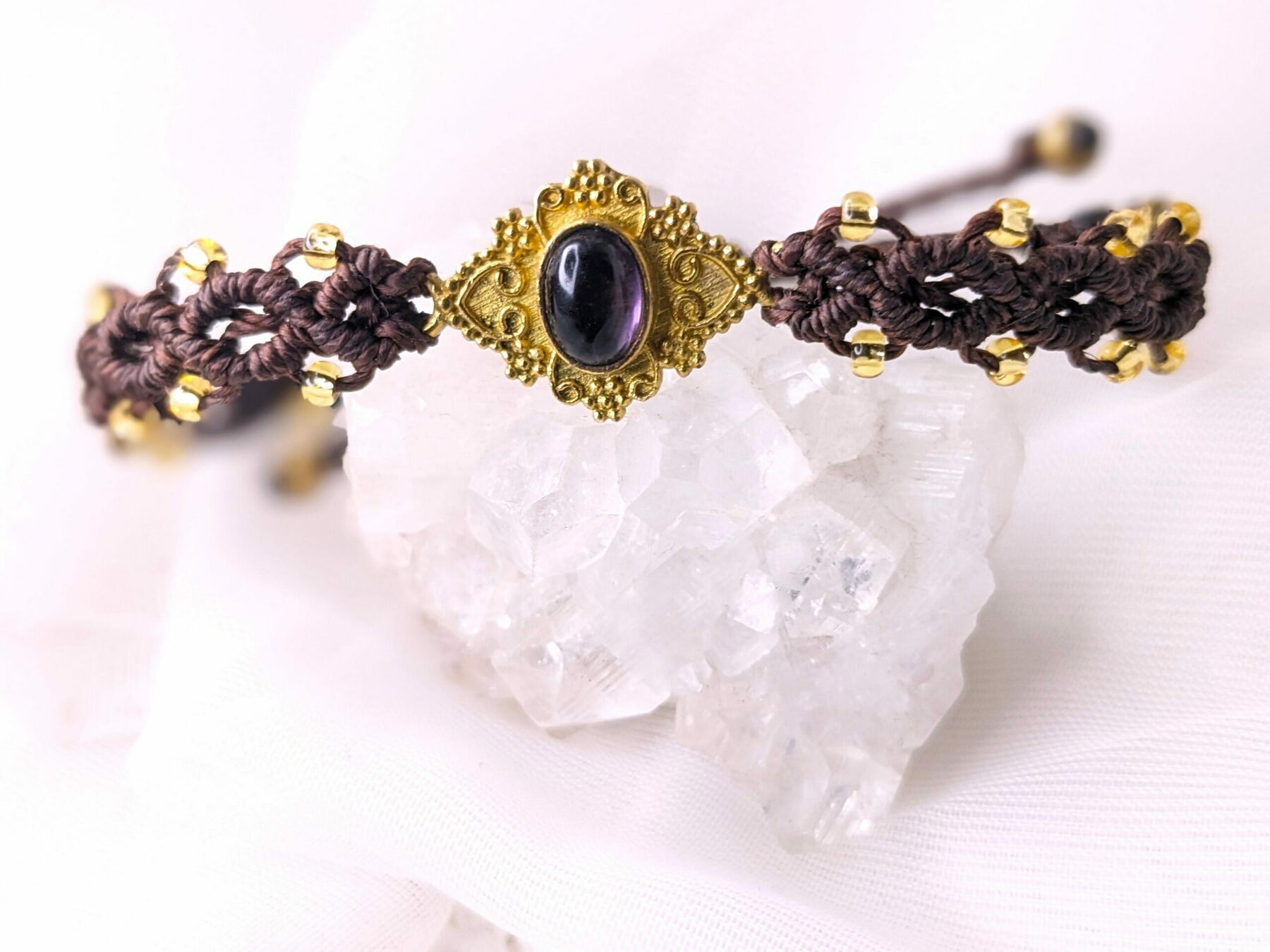Bracelet Macramé Marron, Connecteur En Laiton Brut Avec Améthyste. Création Artisanale – Image 2