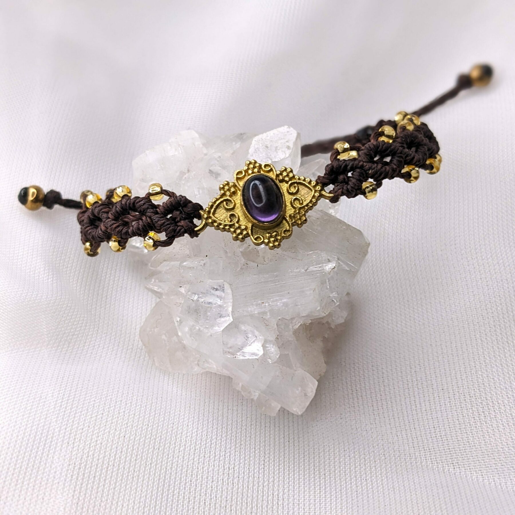 Bracelet Macramé Marron, Connecteur En Laiton Brut Avec Améthyste. Création Artisanale