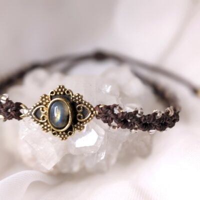 Bracelet Macramé Marron Avec Connecteur En Laiton Et Petite Labradorite. Fait Main .Lithothérapie