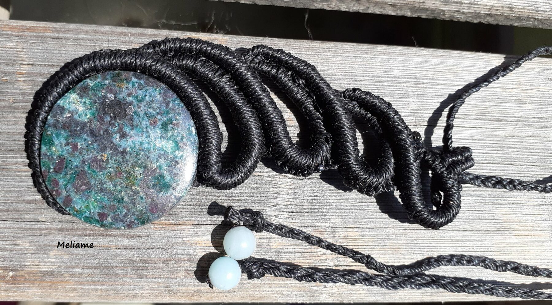 Collier en micro macramé avec une pierre naturelle Rubis Zoiste et perles Amazonite – Image 2