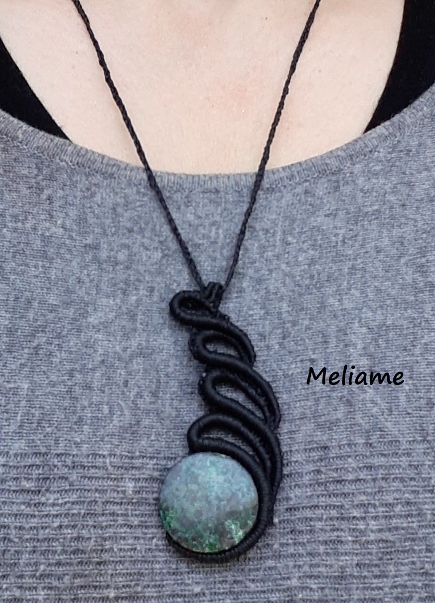 Collier en micro macramé avec une pierre naturelle Rubis Zoiste et perles Amazonite