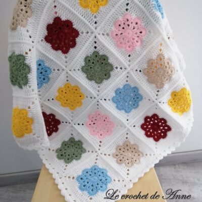 TUTO CROCHET - Couverture bébé orné de jolis carrés granny , aux motifs fleuris et colorés , facile à réaliser !