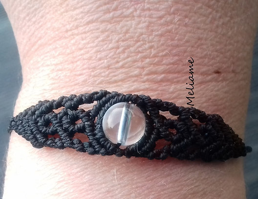 Petit bracelet en micromacramé avec une perle en verre – Image 3
