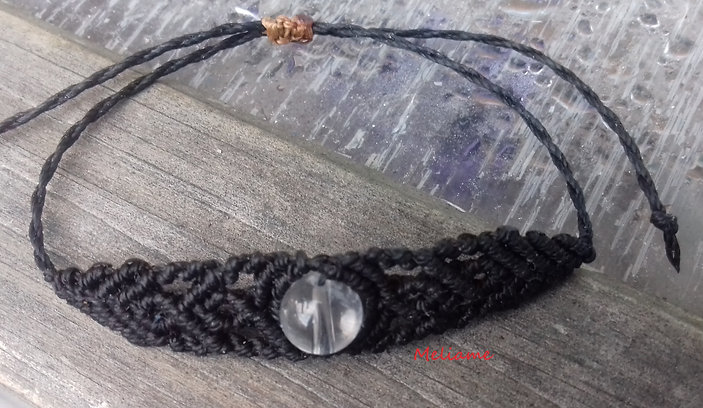 Petit bracelet en micromacramé avec une perle en verre – Image 2