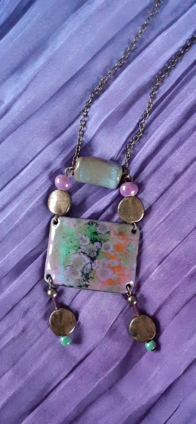 Collier upcyclé bronze vieilli et email nuancé rose et vert