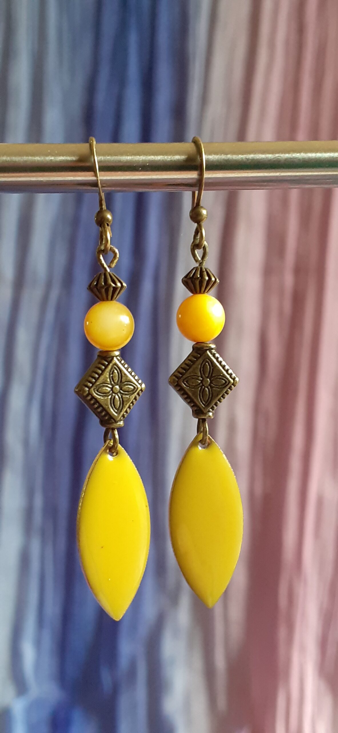 Boucles d'oreilles upcyclées - bronze vieilli et pampille j'aune d'or – Image 3