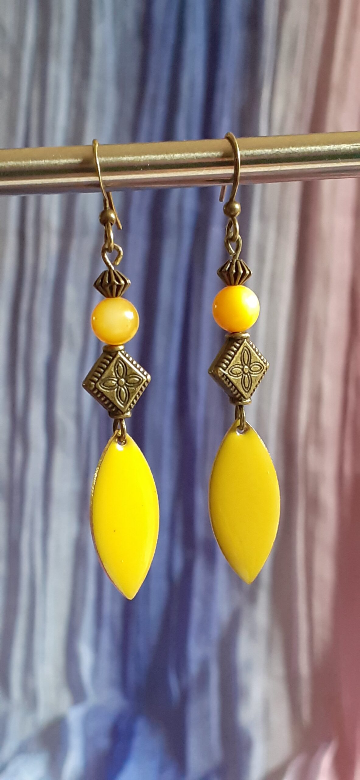 Boucle d'oreille bohême chic bronze vieilli et jaune d'or