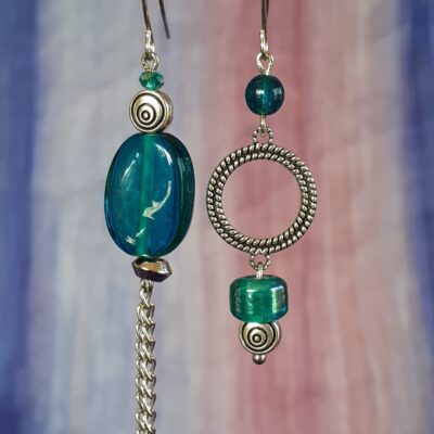 Boucles d'oreilles upcyclées asymétriques Pièce unique bleu canard et argent
