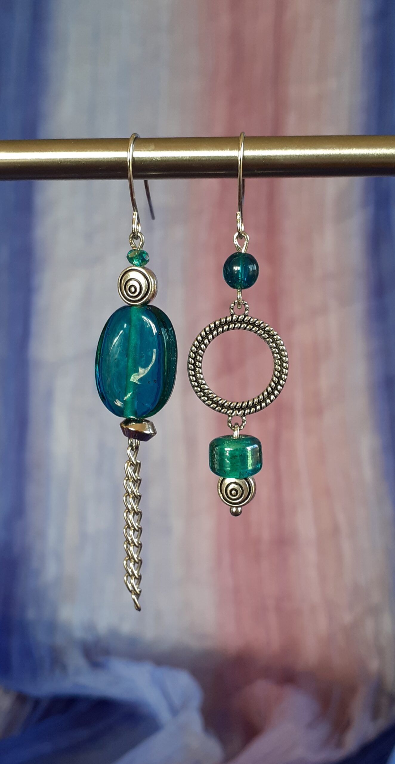 Boucles d'oreilles upcyclées asymétriques Pièce unique bleu canard et argent