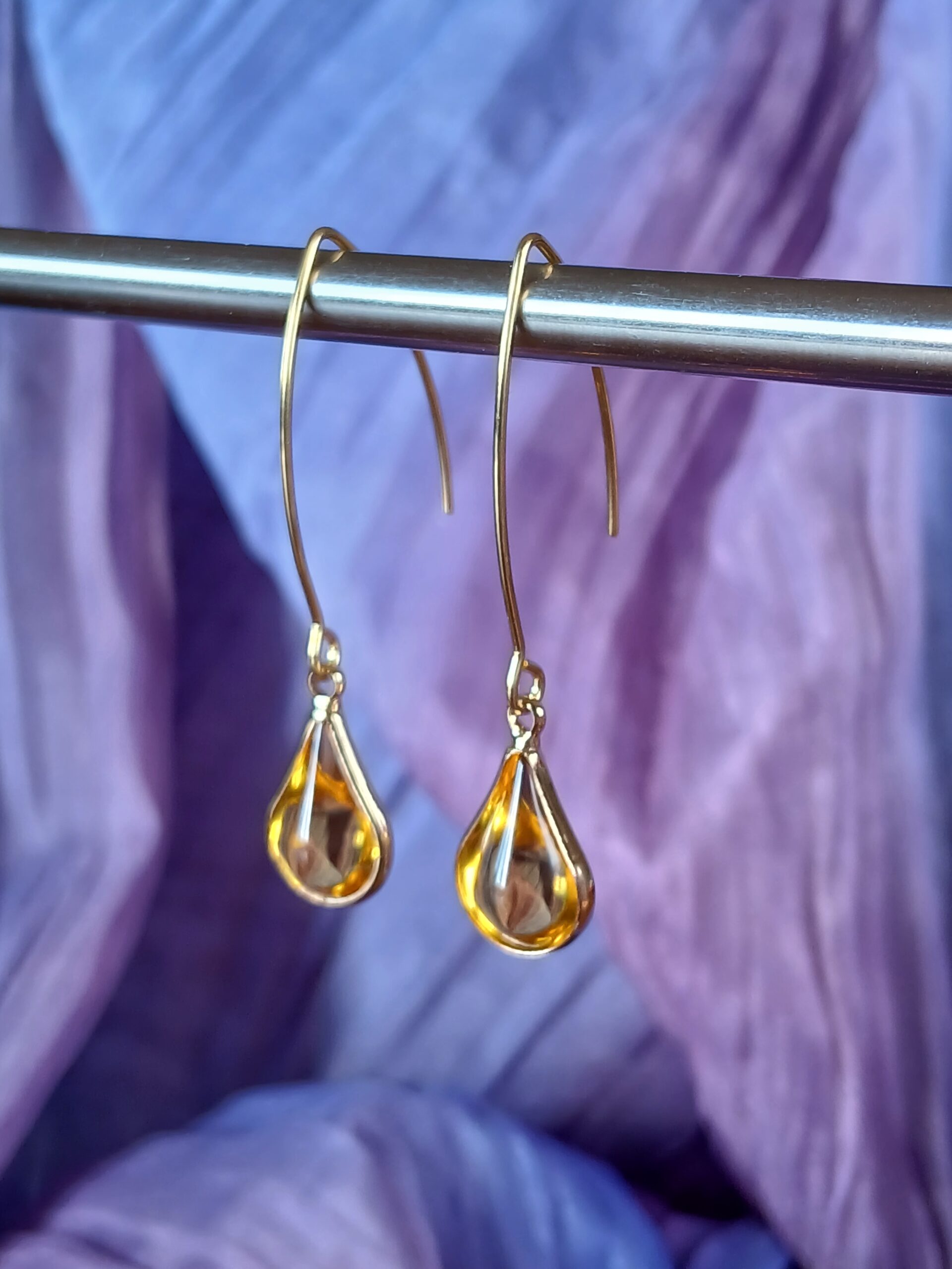 Boucles d'oreilles épurées crochet doré goutte de verre sertie jaune lumineux