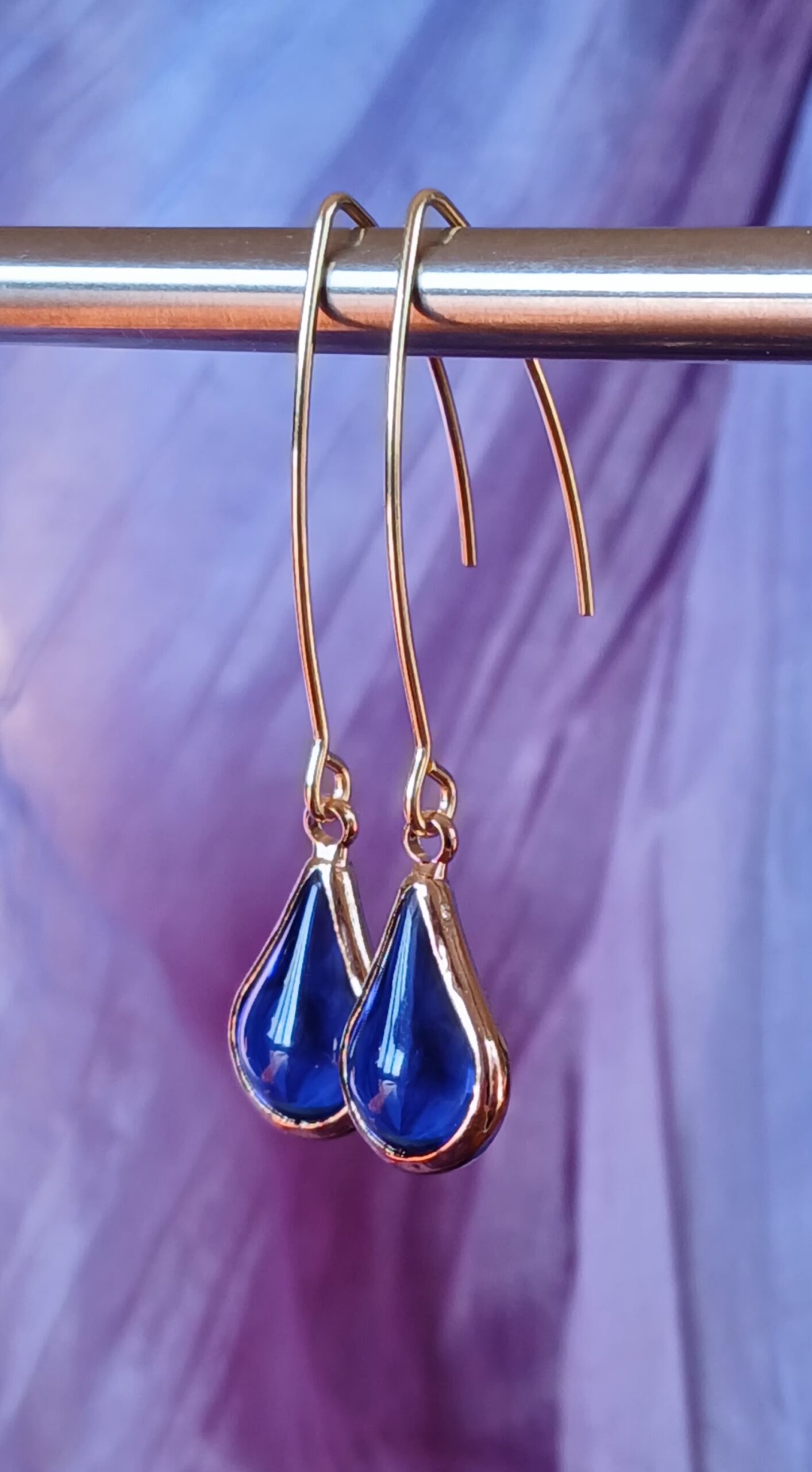 Boucles d'oreilles crochet dorée forme épurée pampille bleu outremer lumineux