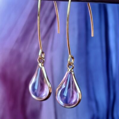 Boucles d'oreilles crochet doré forme épurées Goutte de verre lumineuse sur long crochet doré Perle de verre couleur parme
