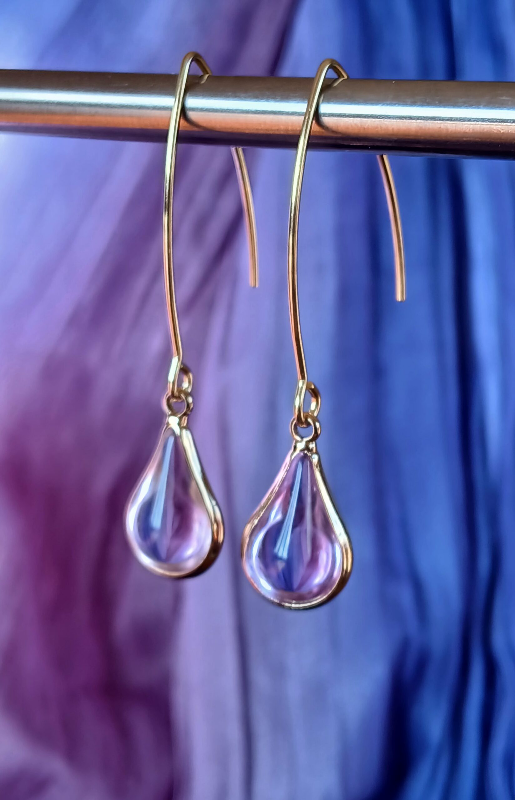Boucles d'oreilles crochet doré forme épurées Goutte de verre lumineuse sur long crochet doré Perle de verre couleur parme