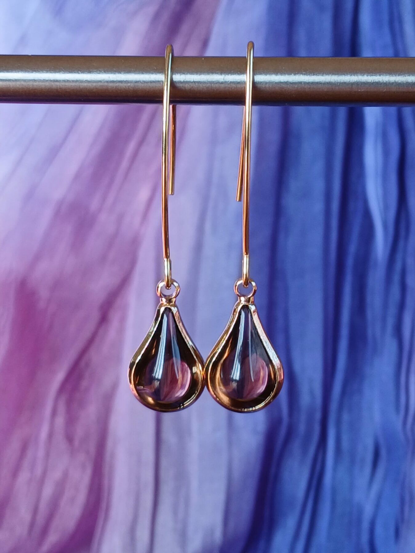 Boucles d'oreilles crochet doré forme épurée pampille goutte de verre couleur lie de vin