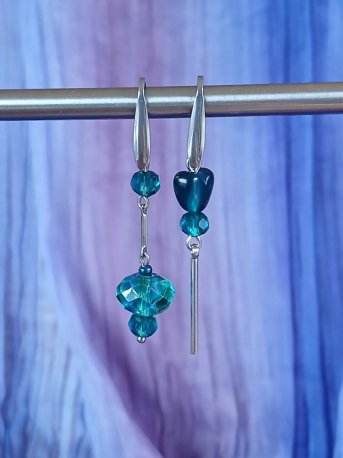 Boucles d'oreilles upcyclées asymétriques - Pièce unique -argent et perles facettées bleu canard – Image 6