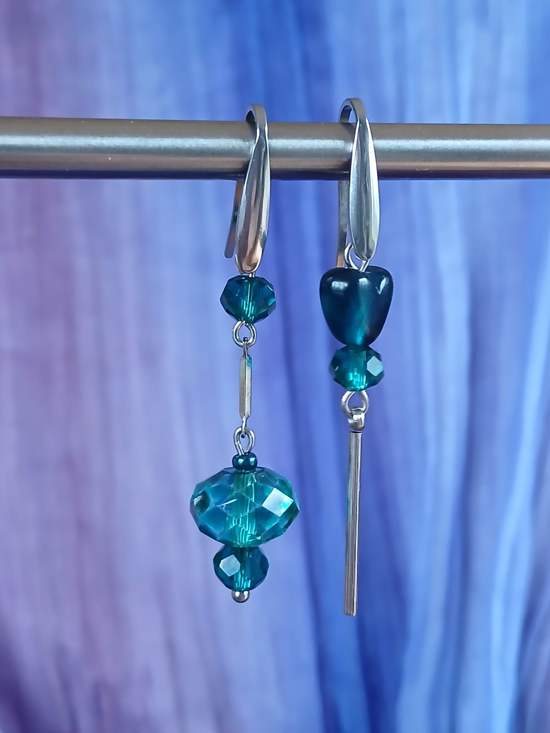 Boucles d'oreilles upcyclées asymétriques - Pièce unique -argent et perles facettées bleu canard – Image 4