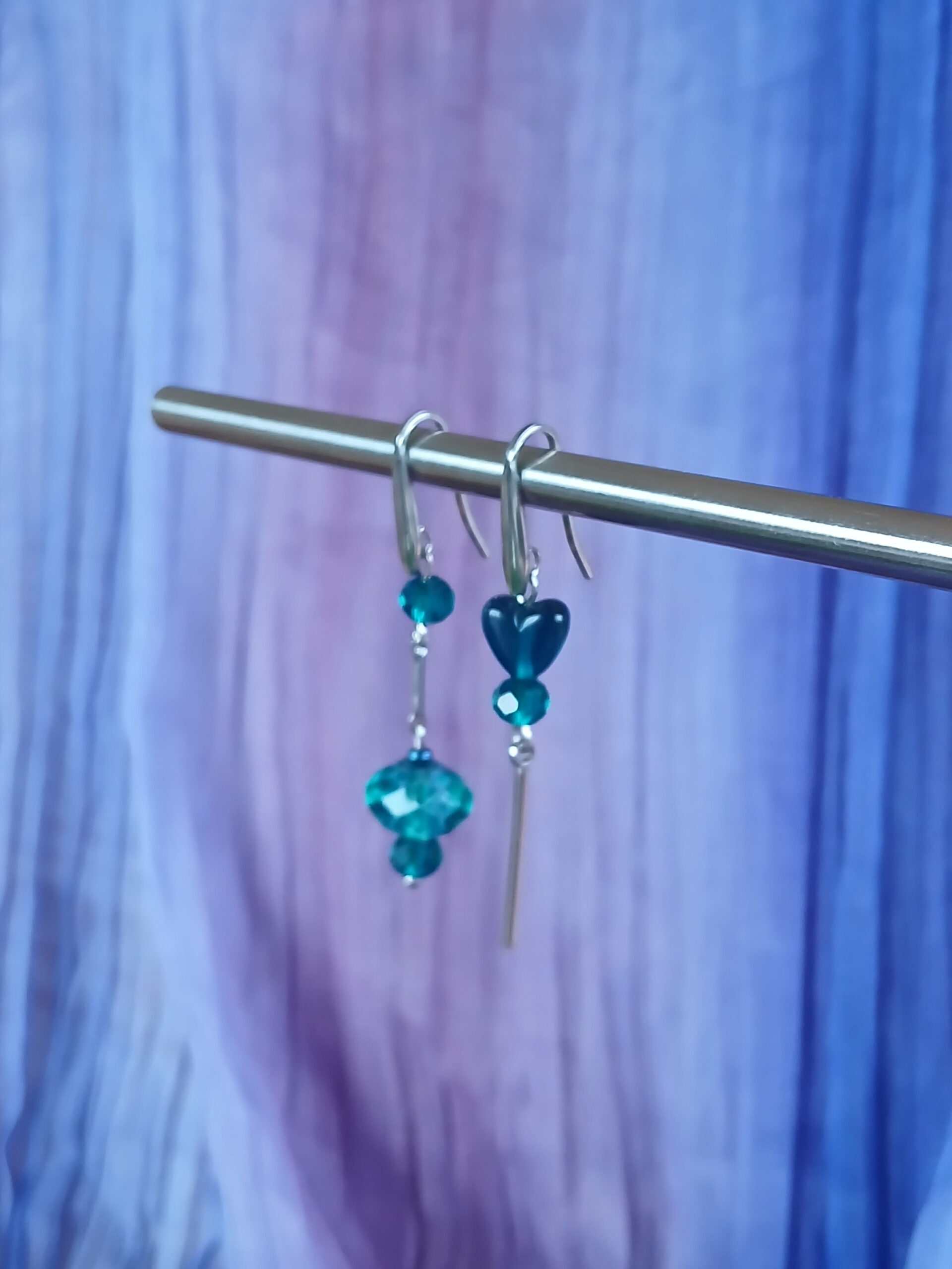 Boucles d'oreilles upcyclées asymétriques - Pièce unique -argent et perles facettées bleu canard – Image 5