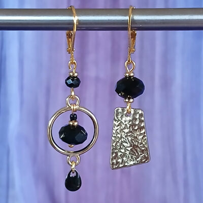Boucles d'oreilles asymétriques upcyclées doré et noir. Style raffiné et élégant