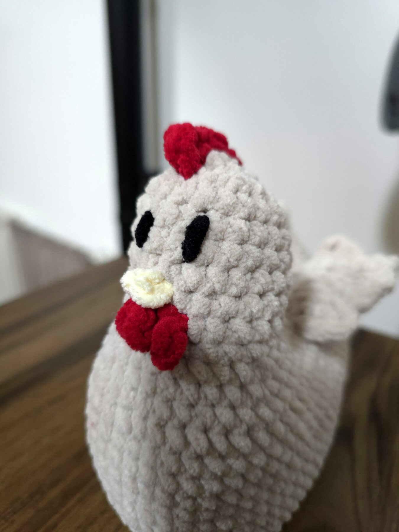 Poule décoration table - Peluche Poule Crochet Fait Main - Doudou Moelleux - Cadeau Naissance ou Enfant personnalisable - Décoration Pâques – Image 2