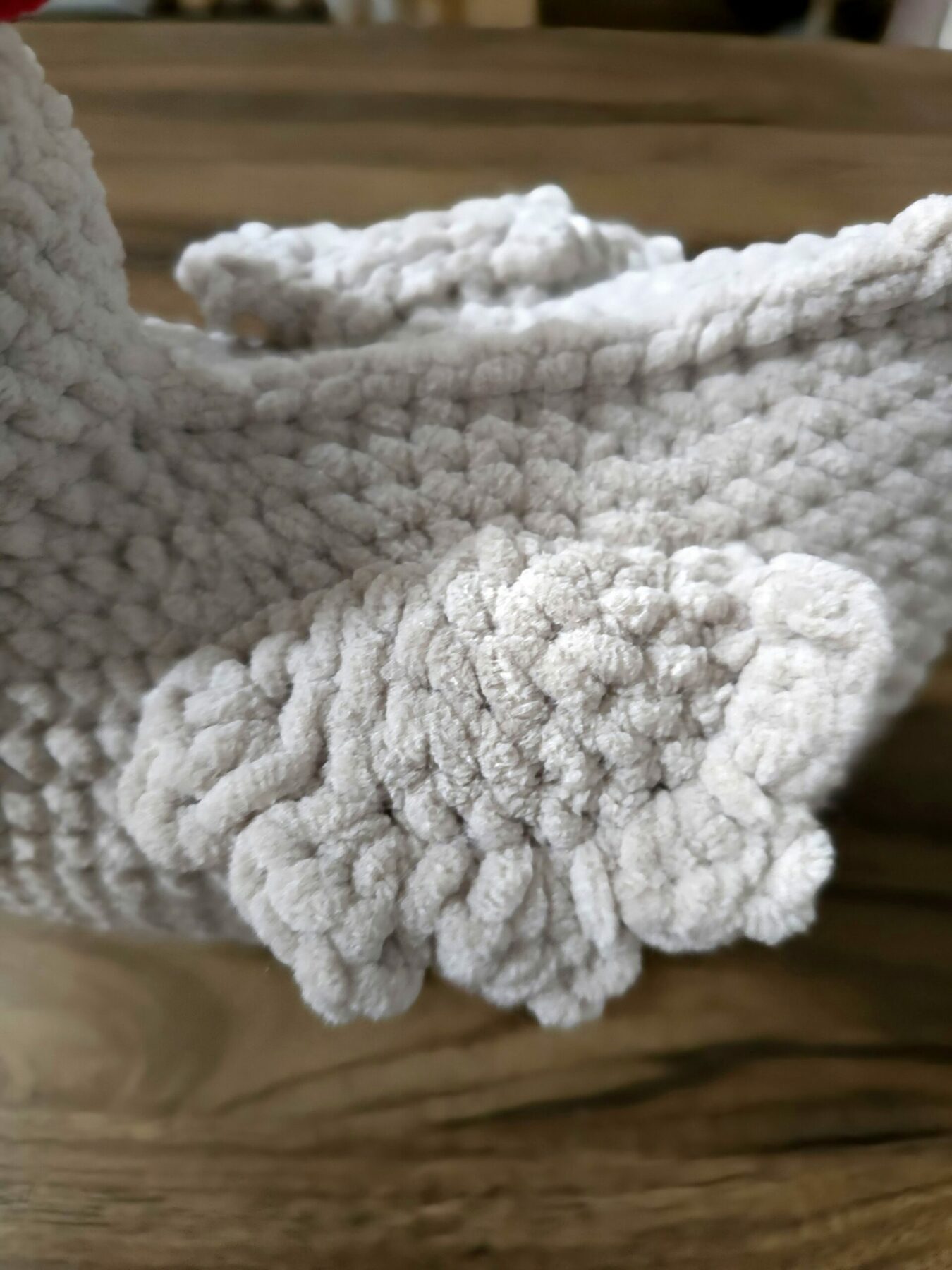 Poule décoration table - Peluche Poule Crochet Fait Main - Doudou Moelleux - Cadeau Naissance ou Enfant personnalisable - Décoration Pâques – Image 3