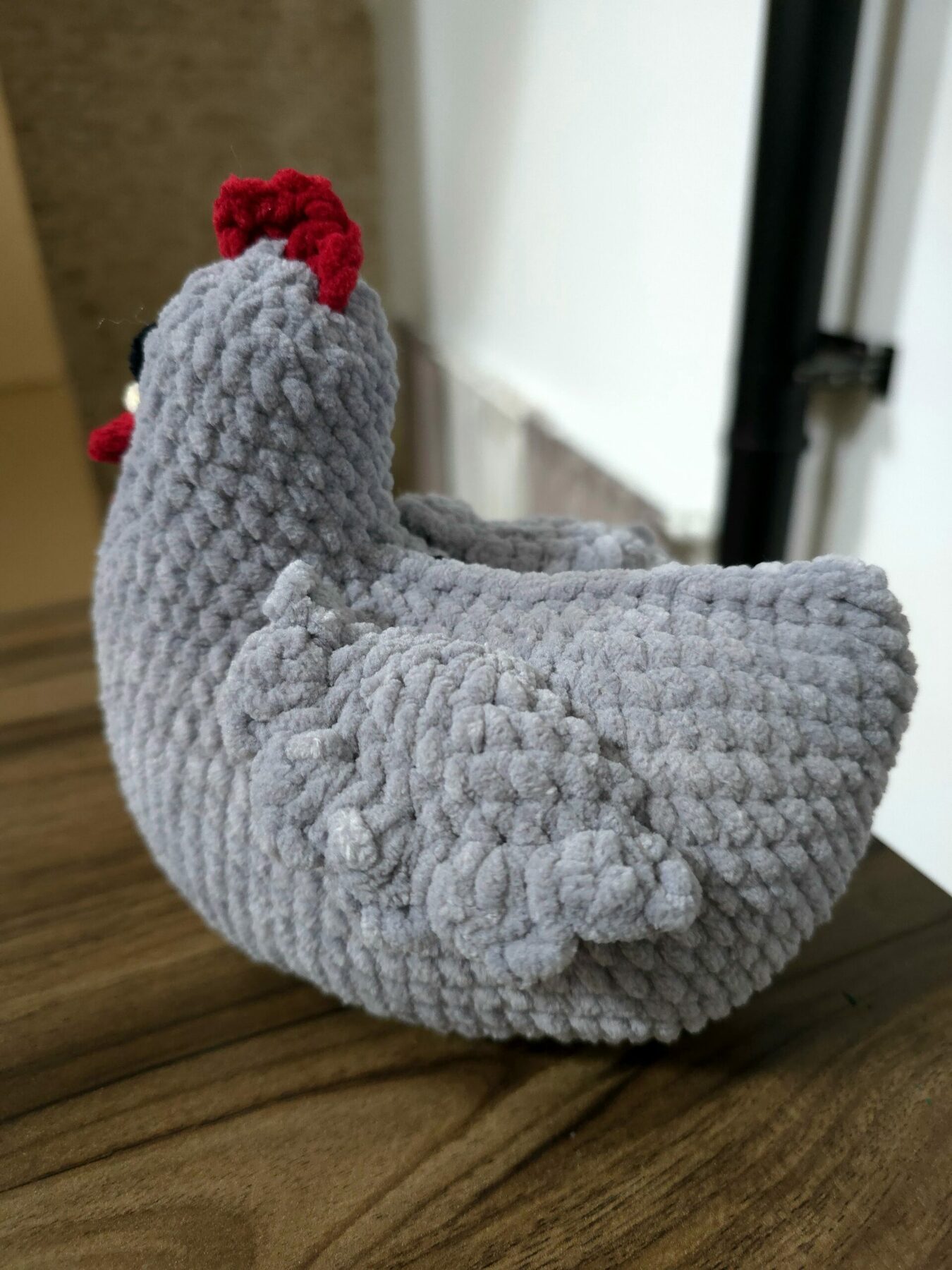 Poule décoration table - Peluche Poule Crochet Fait Main - Doudou Moelleux - Cadeau Naissance ou Enfant personnalisable - Décoration Pâques – Image 2