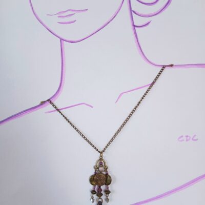 Collier upcyclé pièce unique bohème chic Bronze vieilli et petites perles violettes