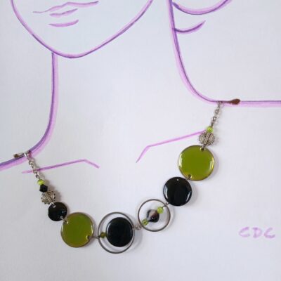 Collier upcyclé pièce unique asymétrique disques émaillés vert et perles noir