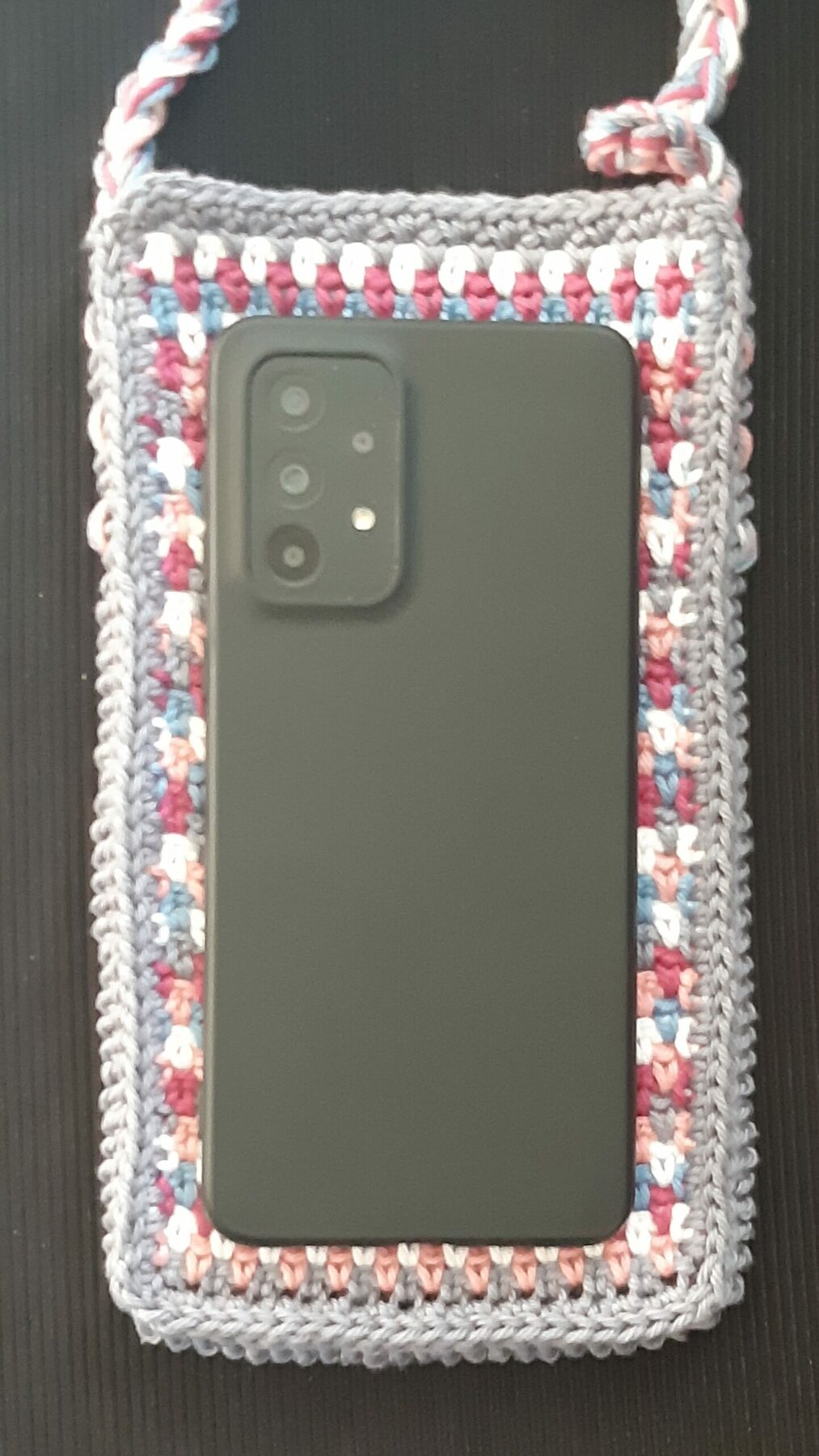 Pochette à téléphone au crochet .