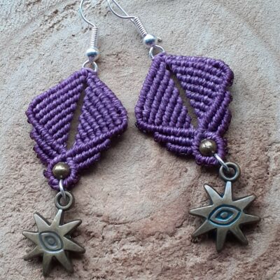 Boucles d'oreilles en micro macramé avec un pendentif soleil