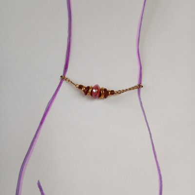 Bracelet upcyclé pièce unique perle vernissée carmin et chaine dorée
