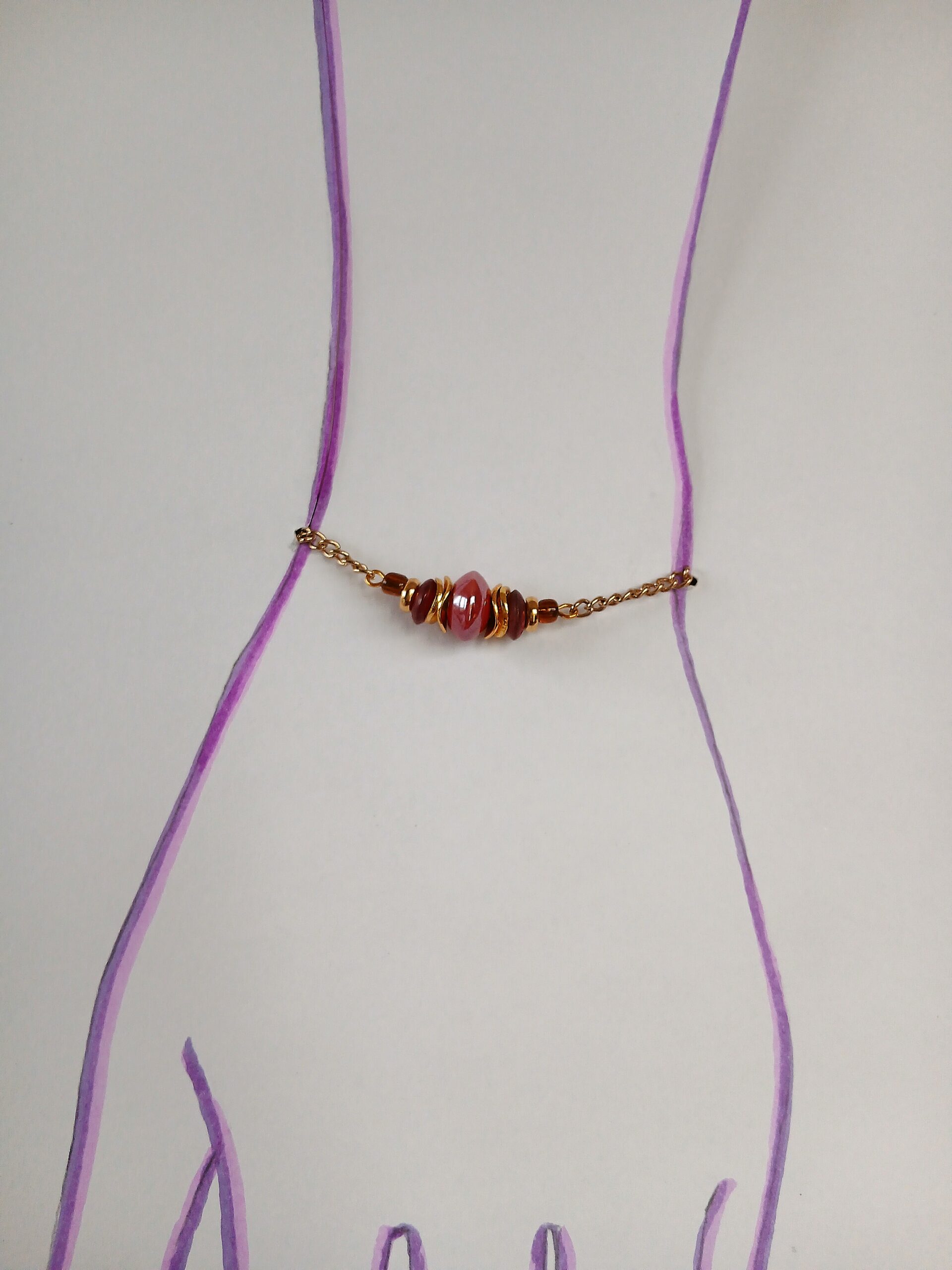 Bracelet upcyclé pièce unique perle vernissée carmin et chaine dorée