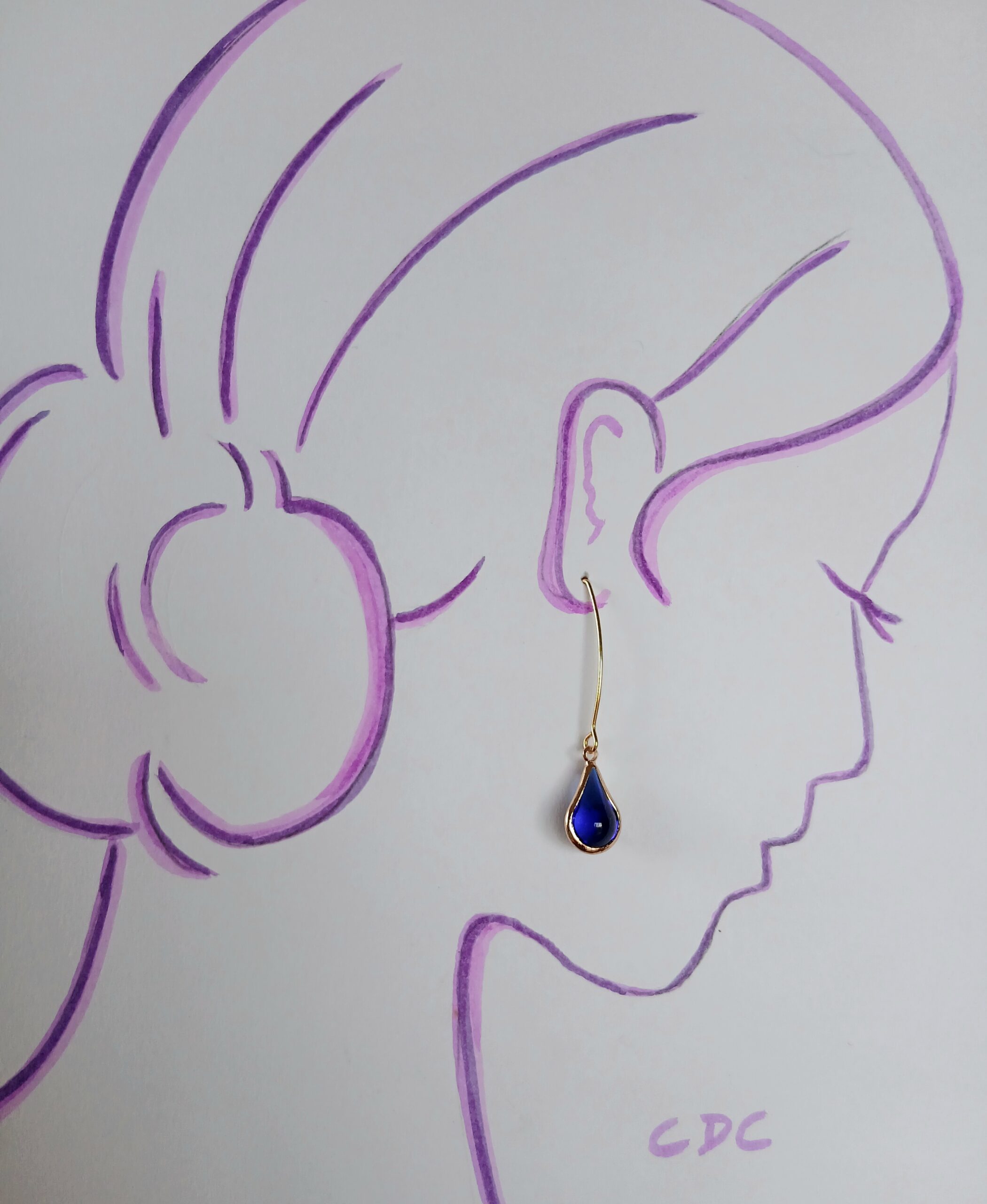 Boucles d'oreilles crochet dorée forme épurée pampille bleu outremer lumineux