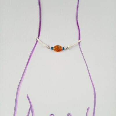Bracelet upcyclé pièce unique lacet blanc ajustable perle orange motif floral