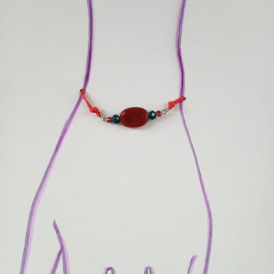 Bracelet upcyclé Pièce unique perle plate rouge carmin brillant lacet ajustable rouge