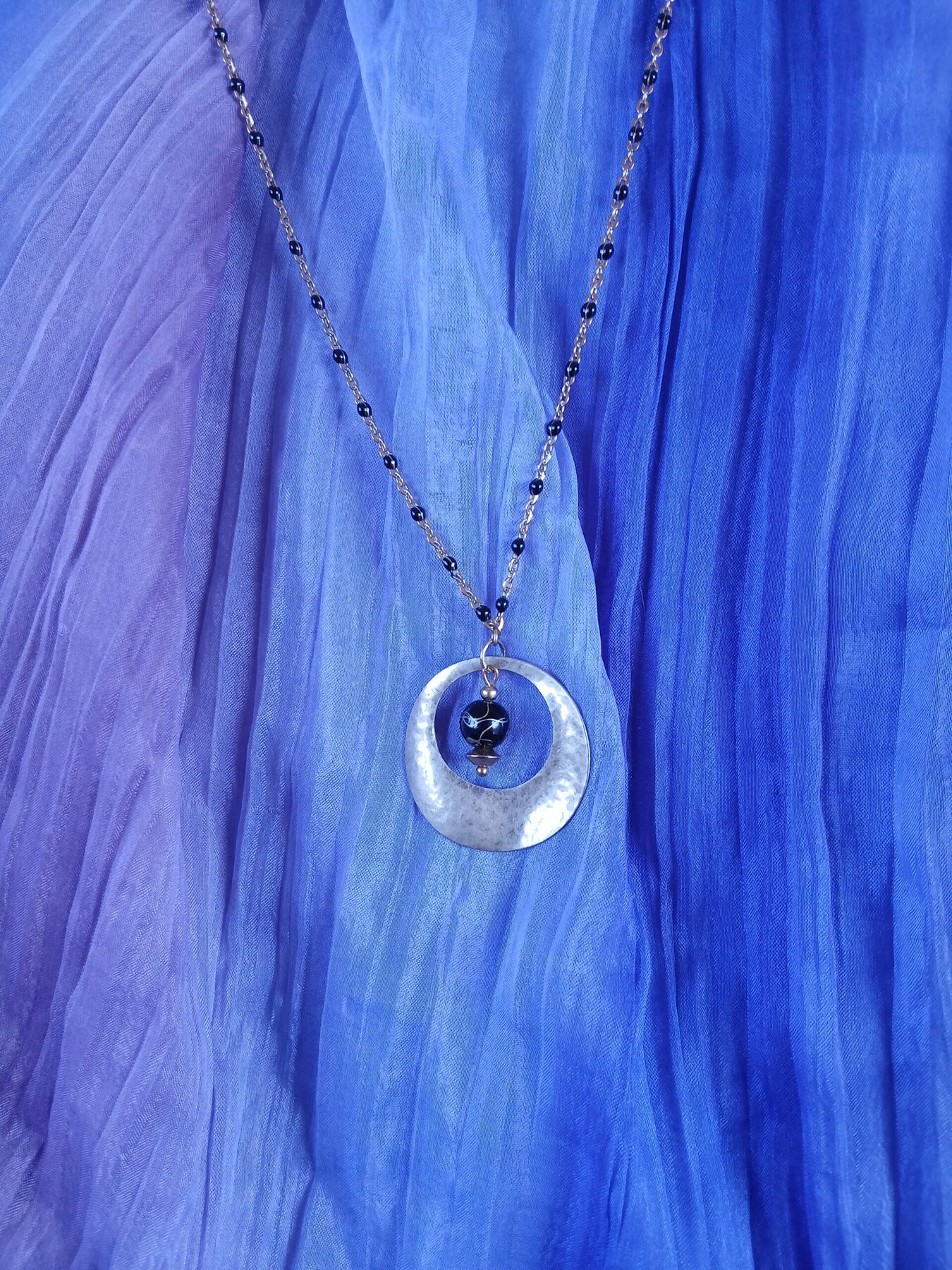 Collier upcyclé - Pièce unique - Chaine dorée perles noire – Image 2