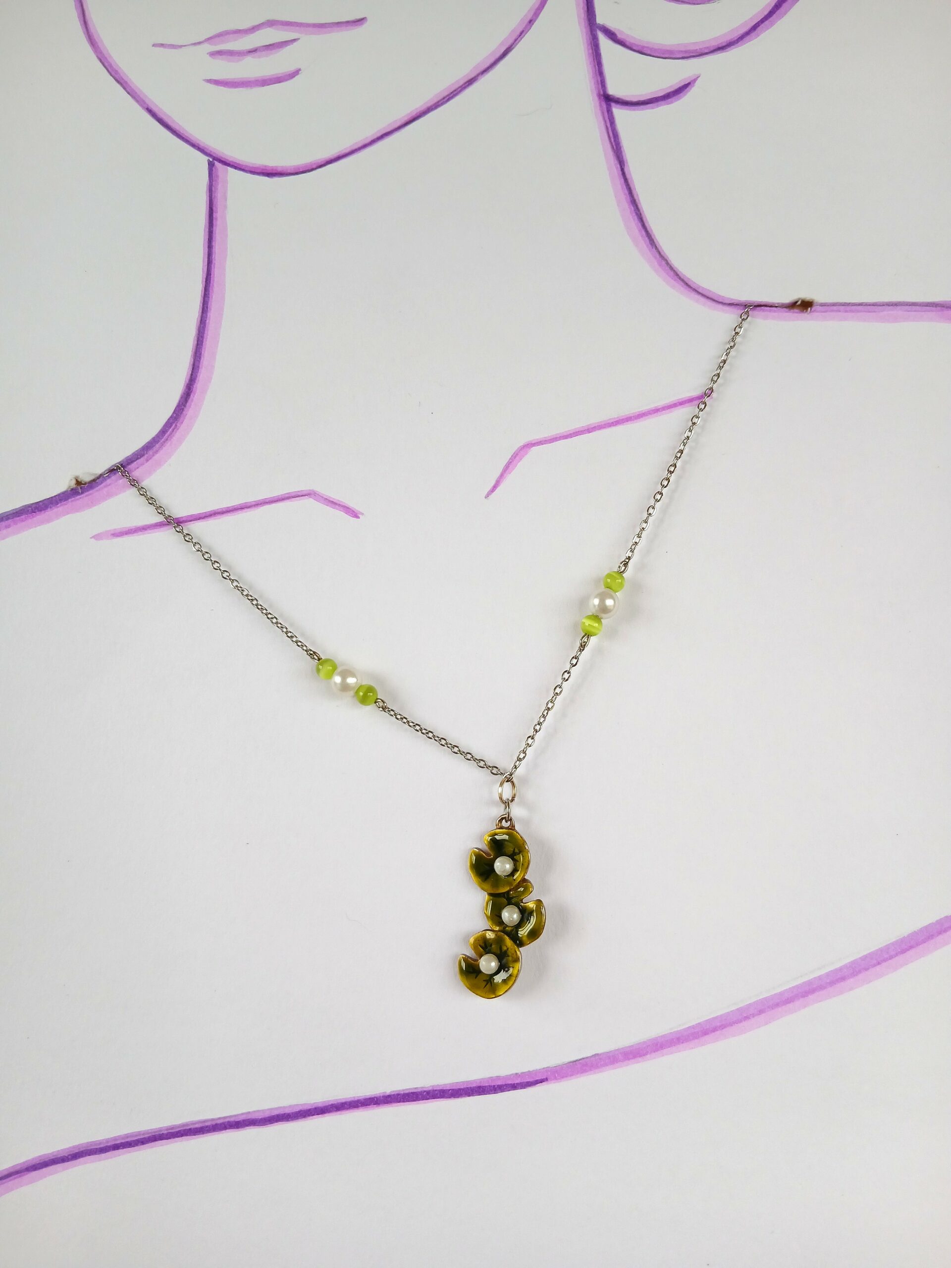 Collier upcyclé pièce unique pendentif nénuphars perles vert et blanc Bijou fin et délica