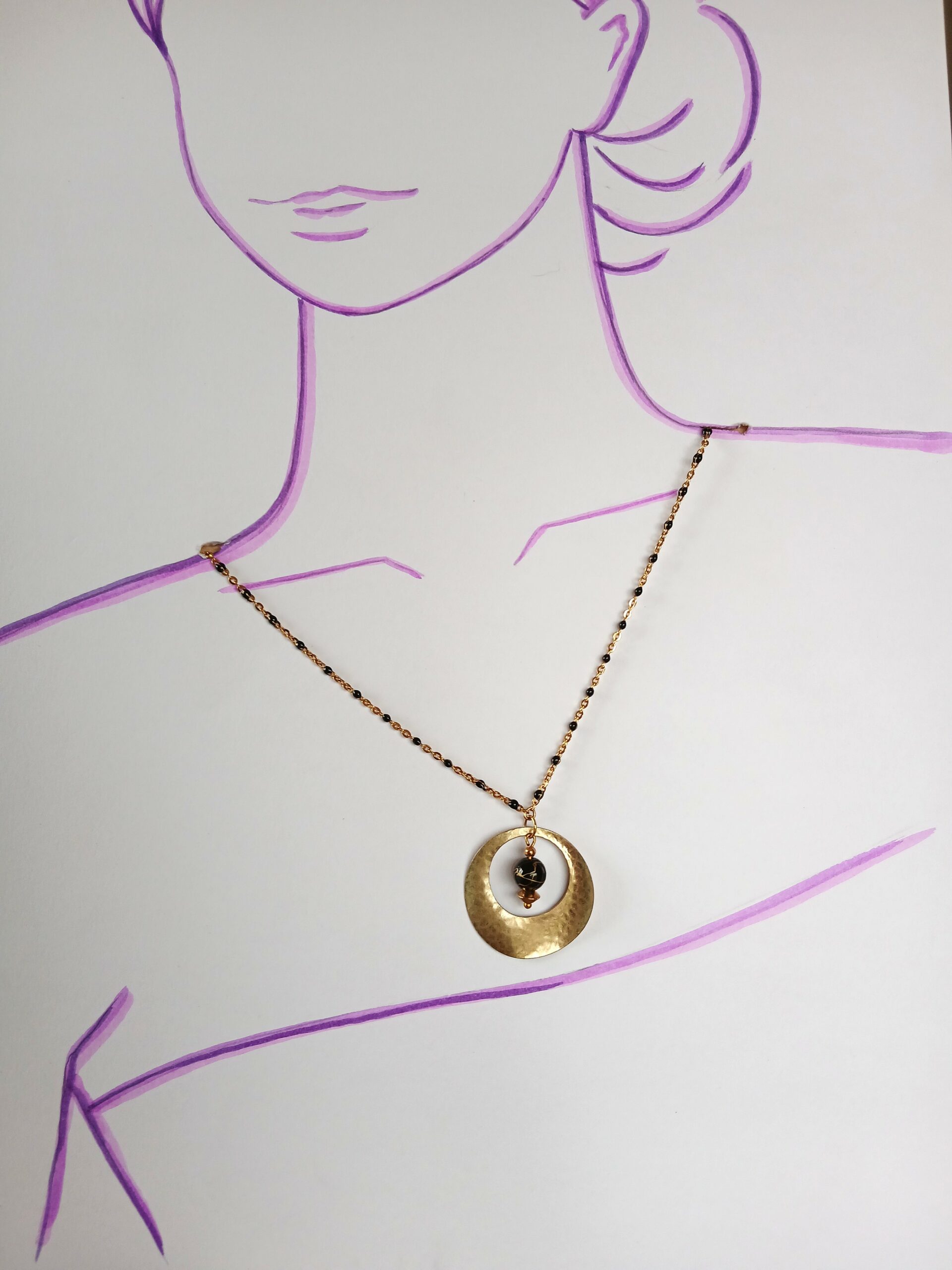 Collier upcyclé chaine dorée incrustée de noir pendentif disque martelé avec perle noir mordoré pièce unique
