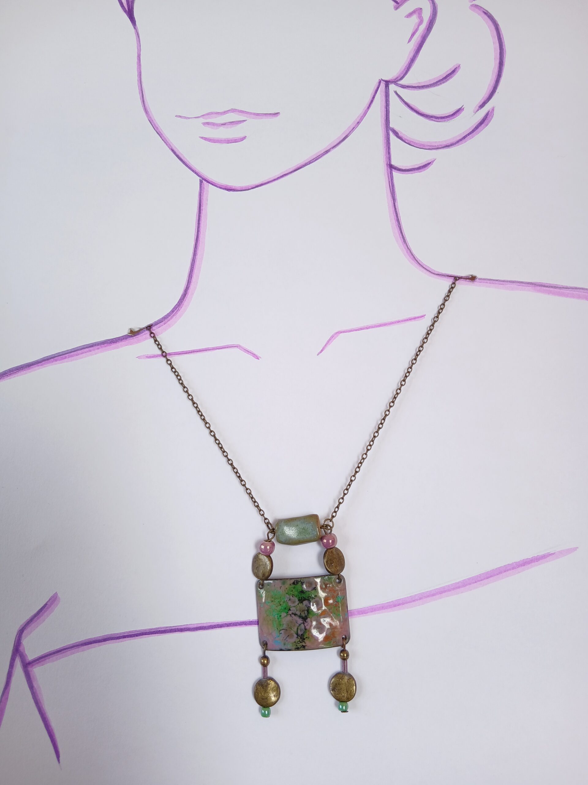 Collier upcyclé pièce unique chaine bronze vieilli pendentif émaillé rose et vert